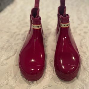 Hunter ankle boots in magenta color of the year…